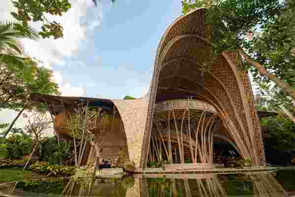 This sustainable eco-resort uses bamboo + rammed earth as concrete alternatives to reduce emissions!