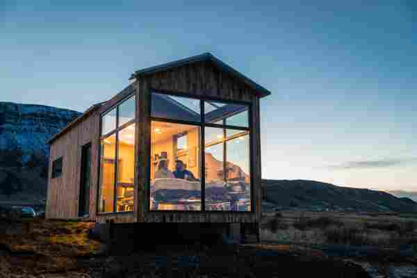 A glass house that uses nature as its decor